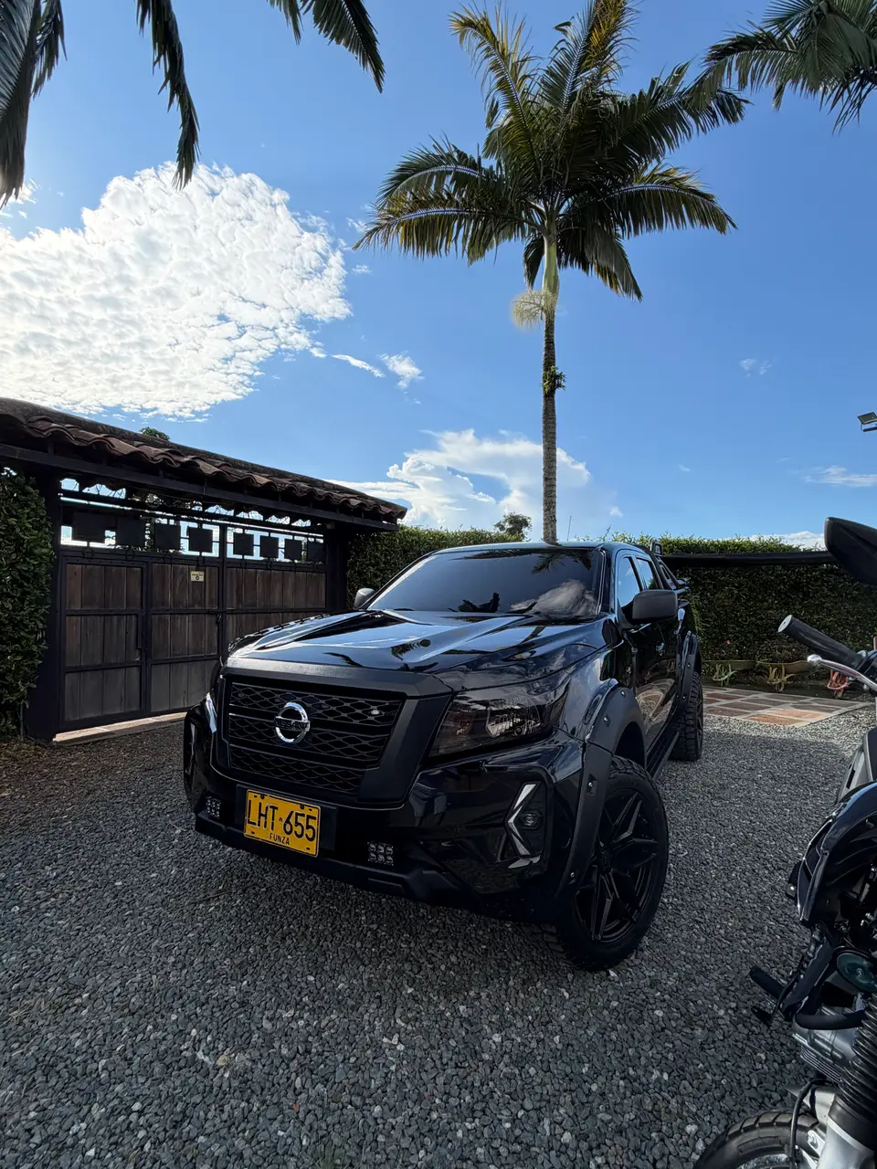Camioneta Nissan Frontier 4x4 de frente