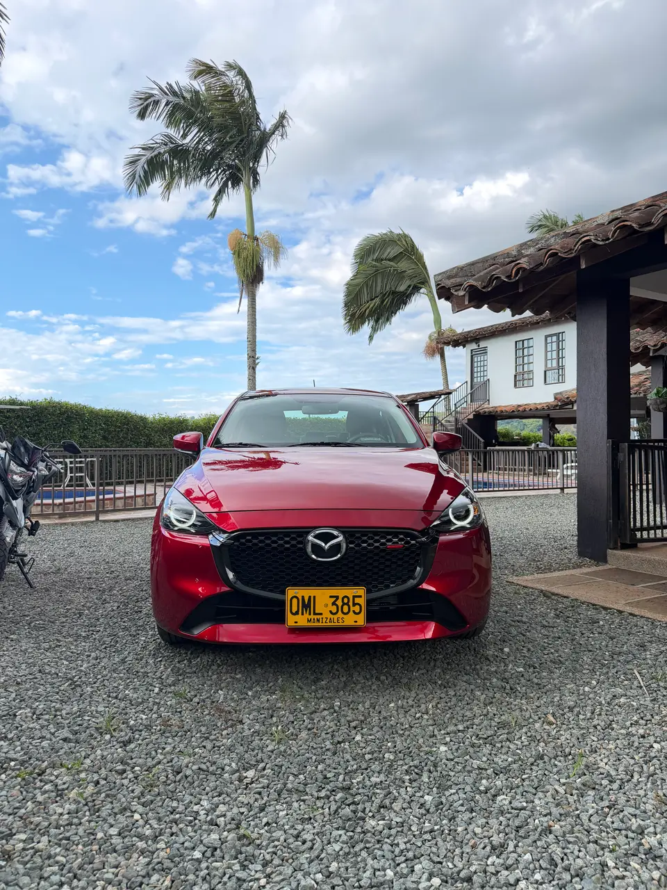Mazda roja de frente